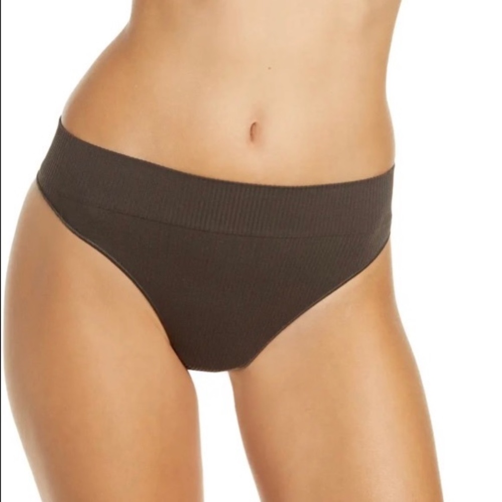 NWT Skims Seamless Rib Thong